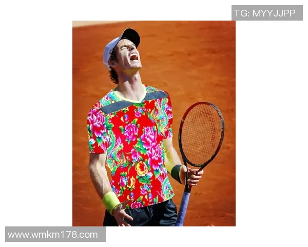 足球明星与传统花棉袄的奇妙邂逅展现文化交融之美